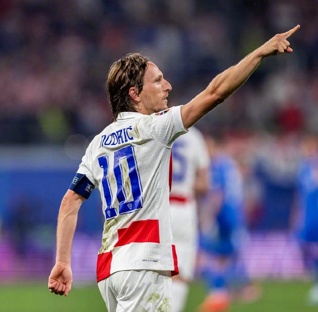 小卡关键抢断竟是犯规！裁判三秒两误判抢戏，快船19分逆转胜局遭质疑