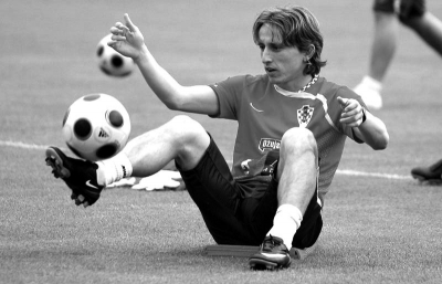 《永夜降临：复苏》今日公测！张天爱邀你领海量首发福利！